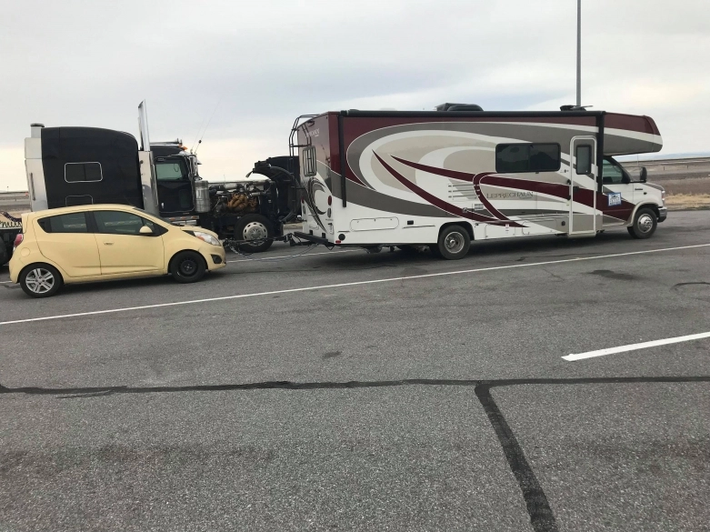 Co ciągną kamperami na sztywnym holu w USA?