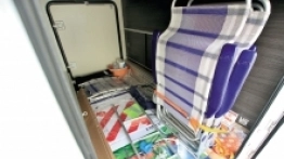 Krzesła kempingowe i stolik to część integralna kampera. Takie wyposażenie powinno się znaleźć w każdej wypożyczalni - zdjęcie 1