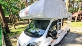 Kampery typu alkowa stanowią największą część floty większości wypożyczalni w Polsce. Są tanie, przestronne i oferują nawet 7 miejsc na pokładzie - zdjęcie 3