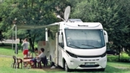 Podróżując w kilka osób, możemy rozłożyć koszt najmu pojazdu. To dobra opcja np. dla młodych osób. Pamiętajmy jednak, że caravaning to jedna z najdroższych form turystyki - zdjęcie 17
