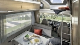 Z myślą o biesiadzie za stołem w tak licznym gronie prócz ławeczek mamy jeszcze pufę - zdjęcie 1