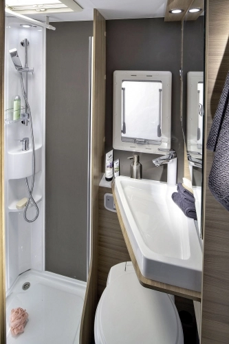 Umywalka po uchyleniu do pionu chowa się w ścianie - zdjęcie 2