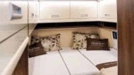 Dwa pojedyncze łóżka z tyłu kampera można  przekształcić w jedno duże - zdjęcie 2