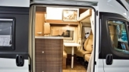 Może nie wygląda, ale wewnątrz bez problemów funkcjonować może osoba dorosła o wzroście nawet 210 cm - zdjęcie 4