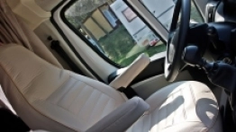 Auto jest wygodne  do prowadzenia  na długich trasach za sprawą m.in. podłokietników i tempomatu - zdjęcie 1