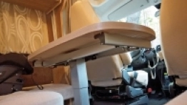 W kamperze jest wygodnie. Nie brakuje miejsca do spędzania czasu wewnątrz pojazdu, gdy pogoda nie sprzyja. Stół w salonie, który można ustawić wg potrzeb - zdjęcie 3