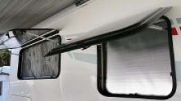 Sporo okien, a w każdym z nich zestaw obowiązkowy – roleta i moskitiera - zdjęcie 4