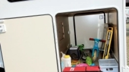 Bardzo duży bagażnik. Jego wymiary to 1,05 x 0,85 x 2,3 m. Ciekawym rozwiązaniem jest połączenie części mieszkalnej z bagażnikiem. - zdjęcie 5