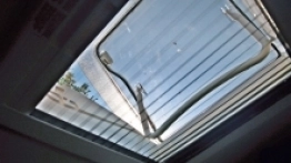 Bardzo dobre oświetlenie, w ciągu dnia niepotrzebne, bo duża liczba okien (także w dachu) sprawia, że wewnątrz jest bardzo jasno. - zdjęcie 6