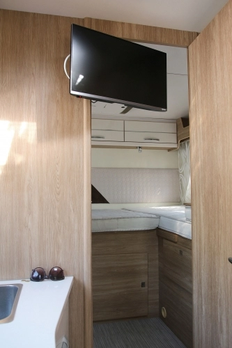 Telewizję można oglądać zarówno w sypialni, jak i przy stole w części mieszkalnej. Zapomnisz złożyć antenę przed wyjazdem? To nie problem, bo uruchomienie silnika spowoduje samoistne złożenie anteny. - zdjęcie 8