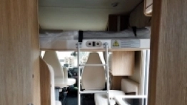 Po rozłożeniu przedniego łóżka i opuszczeniu drabiny można otworzyć drzwi i wyjść na zewnątrz. Ale jest to bardzo niewygodne. - zdjęcie 9