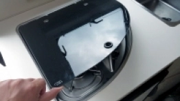 Płyta przykrywająca palniki w kuchni nie jest przymocowana. W trakcie jazdy na nierównościach, nawet przy minimalnej prędkości, uderza o podłoże. Robi się głośno. - zdjęcie 12