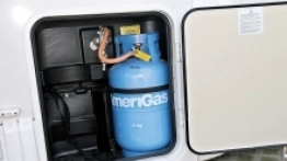 Trzypalnikowa kuchenka sprawdza się, szczególnie gdy w kamperze zamieszkuje 5 osób. Obok lodówka, zlew i szuflada na sztućce - zdjęcie 18