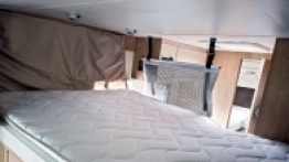 Duże przestronne łóżka (w sypialni i opuszczane w salonie) to niewątpliwie istotny atut tego kampera - zdjęcie 19
