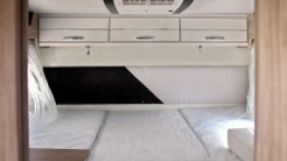 Duże przestronne łóżka (w sypialni i opuszczane w salonie) to niewątpliwie istotny atut tego kampera - zdjęcie 20