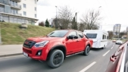 Terenówka na asfalcie? Z ciężką przyczepą ten zestaw ma sens. Duży, ciężki holownik jest bardzo stabilny - zdjęcie 1