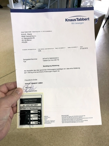 Zdecydowanie racjonalniej obniżyć ładowność przyczepy kempingowej. Wszak i tak technicznie dopuszczalną maksymalną masę całkowitą można przekroczyć o 10% lub 100 kg, w zależności od tego, która wartość jest mniejsza. Co innego, że w państwach członkowskich UE, w których zezwala na to prawo o ruchu drogowym, pod warunkiem, że producent zezwala na przeładowanie w stosownym dokumencie, takim jak instrukcja obsługi lub podręcznik użytkownika. Poniżej przykładowy aneks do homologacji - zdjęcie 2