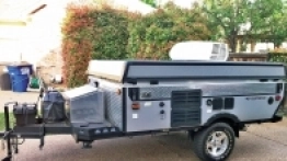 Fleetwood E1 Off-Road jest jednym z modeli tej marki, który sprawdza się w off--roadowym caravaningu. Na zdjęciu – po złożeniu, przygotowany do drogi. - zdjęcie 1