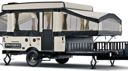 Palomino RV to przyczepa, która posiada kuchenkę z mikrofalówką, lodówkę, a nawet podgrzewane materace i oddzielne osie skrętne! Dostępna w ośmiu wersjach podłogowych, w trzech największych z toaletą i prysznicem. Tak prezentuje się na zewnątrz i w środku. - zdjęcie 5