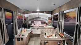 Palomino RV to przyczepa, która posiada kuchenkę z mikrofalówką, lodówkę, a nawet podgrzewane materace i oddzielne osie skrętne! Dostępna w ośmiu wersjach podłogowych, w trzech największych z toaletą i prysznicem. Tak prezentuje się na zewnątrz i w środku. - zdjęcie 6