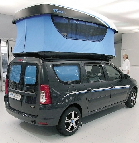 Dacia Logan YAV z otwartym namiotem na postoju i schowanym podczas jazdy. Ten model powstał we współpracy z koncernem Hymer. - zdjęcie 9