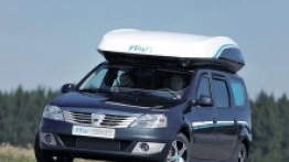 Dacia Logan YAV z otwartym namiotem na postoju i schowanym podczas jazdy. Ten model powstał we współpracy z koncernem Hymer. - zdjęcie 10