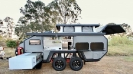 Dostępna od zewnątrz kuchnia z oprzyrządowaniem i wielka lodówka (po lewej na dole) - zdjęcie 1