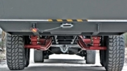 Podwozie przyczepy jest wzmocnione i wodoszczelne, wyposażone w progresywne zawieszenie pneumatyczne z czterema niezależnymi wahaczami - zdjęcie 2