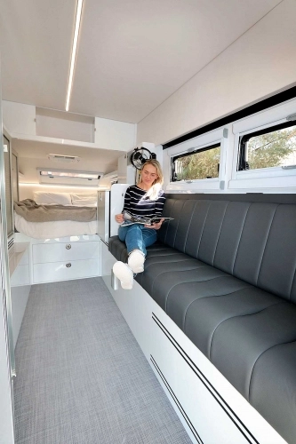 Wnętrze przyczepy liczy 5 m długości, a na jego początku znajduje się wielkie łoże (w głębi) - zdjęcie 3