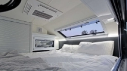 Dzięki kilku oknom z łoża znajdującego się z przodu przyczepy możemy mieć bliski kontakt z naturą - zdjęcie 4