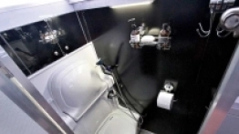 Toaleta z podnoszoną umywalką i prysznicem (dostępnym także z zewnątrz) - zdjęcie 5