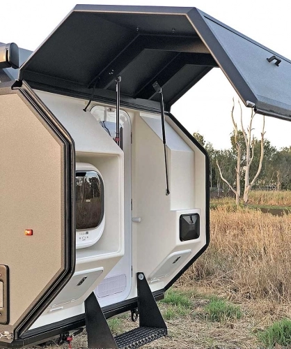 Aby dostać się do wnętrza przyczepy, trzeba najpierw unieść tylną ścianę, która chroni drzwi i wnętrze przed błotem i kurzem - zdjęcie 7