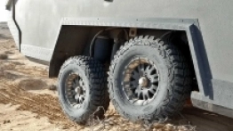 Nierówności terenu nam niestraszne, gdy mamy cztery niezależne wahacze - zdjęcie 11