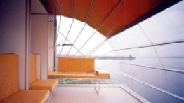 W przedsionku-salonie mamy do dyspozycji siedziska i stolik. - zdjęcie 1