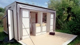 Markizy są regulowane, można je też całkowicie zwinąć. Siedziska są ukryte i złożone w części głównej przyczepy. - zdjęcie 2