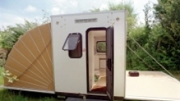 Po lewej zacieniony markizą przedsionek sypialny. - zdjęcie 5