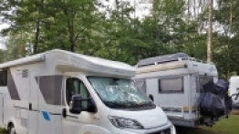 To prawda, że na zewnątrz kamper  Sun Living S70SP tonie w tłumie podobnych do siebie pojazdów. Nie wyróżnia się, ale jego zalety odkrywamy z czasem - zdjęcie 1