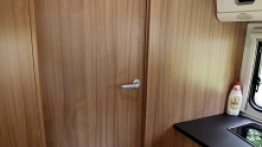 Te drzwi mogą oddzielać pomieszczenia  bądź być używane do zamykania toalety - zdjęcie 5