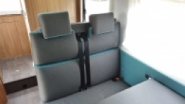 5 homologowanych miejsc do jazdy, z czego jedno skierowane tyłem do kierunku jazdy. I bez okna - zdjęcie 6