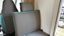 5 homologowanych miejsc do jazdy, z czego jedno skierowane tyłem do kierunku jazdy. I bez okna - zdjęcie 7