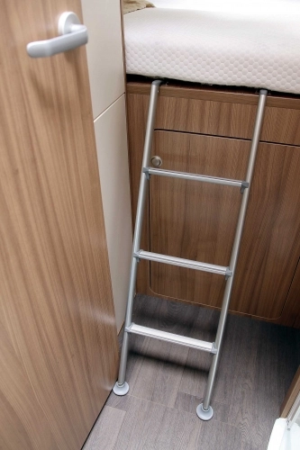 Ta drabinka, a właściwie jej umiejscowienie,  okazała się być rzeczą w tym kamperze najbardziej irytującą - zdjęcie 8
