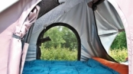 Trzy duże okna umożliwiają przewietrzanie i dają dużo światła - zdjęcie 9