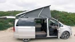 Tzw. pięterko można unieść do góry,  a w razie potrzeby – przemienić w dwuosobowe łóżko  z piankowym materacem o wymiarach 2,05 x 1,13 m. - zdjęcie 2