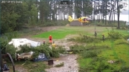 Drzewo spadło na przyczepę, 12-letnie dziecko w szpitalu - zdjęcie 2