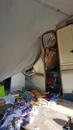 Drzewo spadło na przyczepę, 12-letnie dziecko w szpitalu - zdjęcie 5