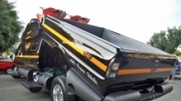 Tylna skrzynia podnosi się jak wywrotka, by można było umieścić na dachu quady lub motocykle. - zdjęcie 2