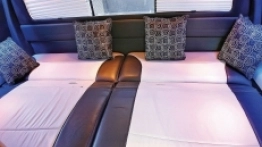 Jedno z dwóch łóżek w kamperze – to jest czteroosobowe i znajduje się w tylnej części w poziomie szoferki. - zdjęcie 3