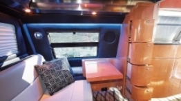 Tylna część z siedziskiem, które staje się czteroosobowym łóżkiem. - zdjęcie 4