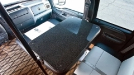 Z oparcia przedniego siedzenia  pasażera można łatwo zrobić stolik. - zdjęcie 5