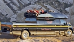 Dunkel stworzony został do caravaningowych wypraw. Na postoju przydadzą się dwie markizy, które znajdują się po obu stronach pojazdu. - zdjęcie 8